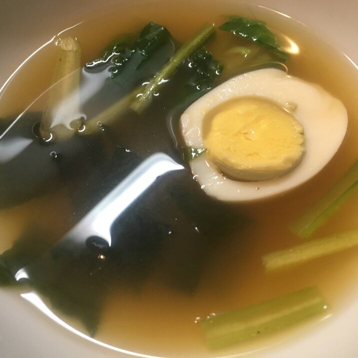 ゆで卵と小松菜の味噌汁